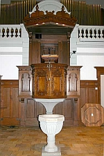 Birmensdorf ZH: Zentralkanzel vor der Orgelempore