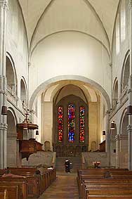 Blick in den Chor - mit Giacometti-Fenstern