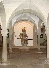 Krypta mit Karls-Statue