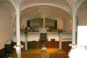 Chorschluss mit Orgel, Kanzel und Taufstein